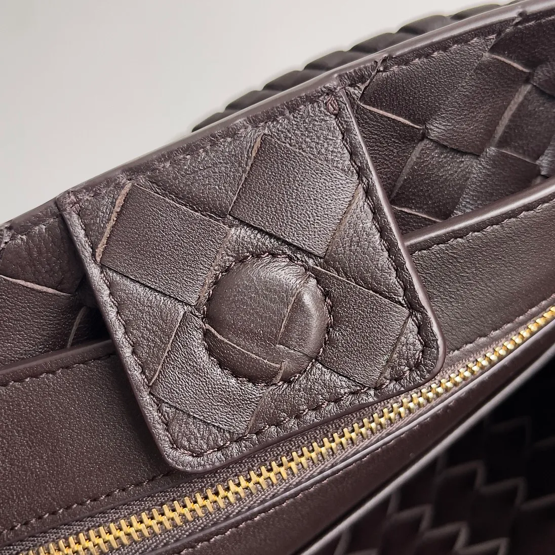 The 2023 new Andiamo batch of 1860 BV has been shipped‼ ️Really popular🔥The new Andiamo woven handbag launched by Bottega Veneta this season is really popular all over the world! ! Celebrities at home and abroad have worn it, and Oscar-winning actress Michelle Yeoh has taken it out on the street. Song Jia, Trai Yara, Yu Feihong, Sanji Ayaka, Rosie Hunting-Whiteley, Yoshioka Riho, etc. have all picked up this bag. It is classic and versatile, showing off its temperament, and the bag capacity is also large, which is very convenient for daily commuting! ! A variety of carrying methods, the shoulder straps can be adjusted by yourself, the original lambskin feels soft and delicate, and the neutral style is made to break gender boundaries and bring a more practical and longer-lasting use experience. Andiamo, which has both elegant and casual styles, perfectly interprets the true appearance of "fashionable old money style". Style number: 743568 Size: 25*22*10.5cm